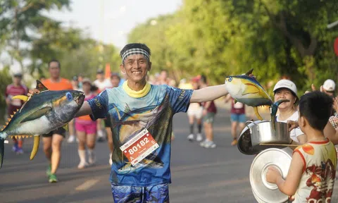 Runner Tiền Phong Marathon 2024 khoe màu cờ sắc áo trên đường chạy