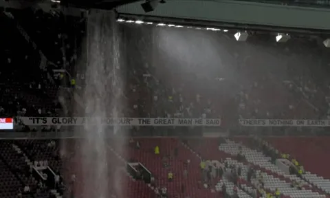 Sân Old Trafford xuống cấp khó tin, dột nước như thác chảy ở trận thua Arsenal