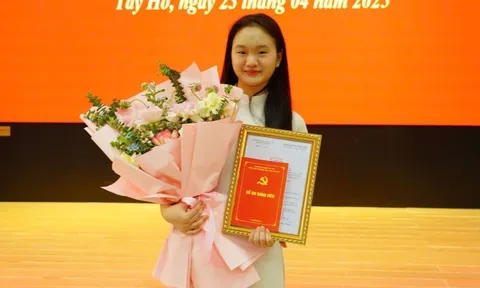 Nữ sinh lớp 12 - Cánh chim đầu đàn của lớp chuyên Địa được kết nạp Đảng