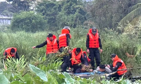 Hàng chục cảnh sát bao vây bắt ghe hút cát trên sông Đồng Nai