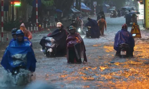 Mưa lớn tê liệt giao thông Hà Nội, người dân 'bơi' về nhà giữa phố