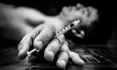 Dẫn bạn về căn hộ tiêm ma túy, sáng ra phát hiện một người chết