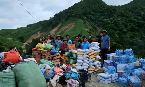 Xúc động người dân vùng lũ Nghệ An chia sẻ hàng cứu trợ với nhân dân nước bạn Lào