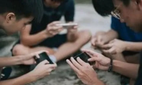 Trẻ em 'nghiện' điện thoại - Kỳ 1: Để trẻ xài điện thoại cho 'đỡ quậy'?
