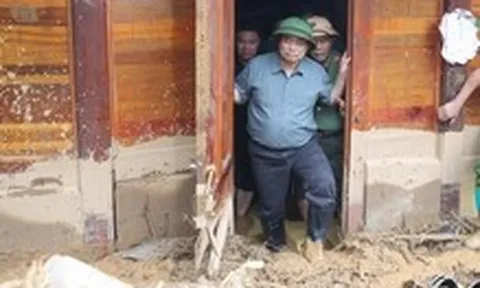Thủ tướng: Dựng lại mái nhà, chia sẻ đau thương, mất mát với người dân bị lũ quét