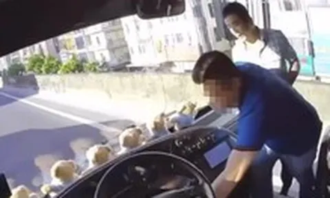 Công an vào cuộc vụ giật chìa khóa xe khách làm hàng chục người phơi nắng gần 1 tiếng