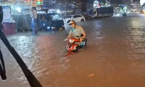 Sau một ngày nắng, TP.HCM sấm chớp sáng trời, mưa ngập nhiều nơi