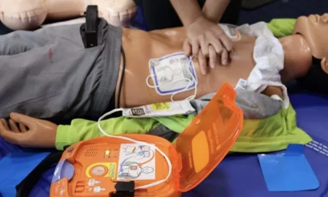 Đề xuất rất mới: Đặt máy sốc tim tự động ở cộng đồng để cấp cứu ngừng tim
