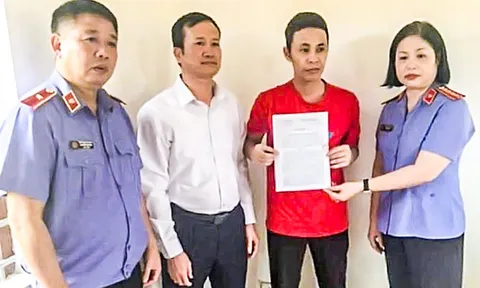 Người nuôi gà lôi bị phạt 6 năm tù đã được tại ngoại, đang trên đường về nhà