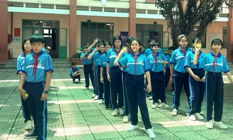 Phụ huynh nói trường thu phí giữ xe đạp của học sinh 4.000 đồng/ngày là quá cao