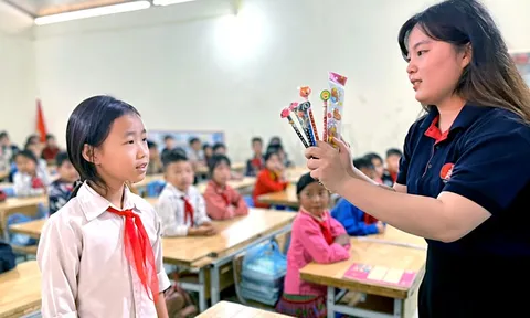 Bắt buộc dạy tiếng Anh từ lớp 1: Tìm đâu ra 30.000 giáo viên?