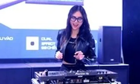 Người Hà Nội đội mưa đi xem triển lãm âm thanh, ánh sáng Plase Show 2025