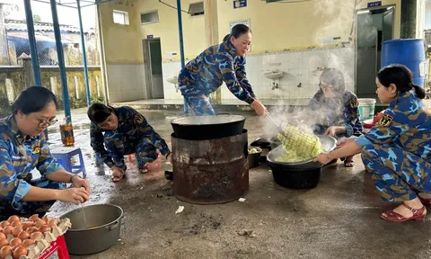 Ba ngôi trường ở Đà Nẵng sáng còn bê bết bùn, tối đã sạch trơn khiến người dân vùng lũ bất ngờ
