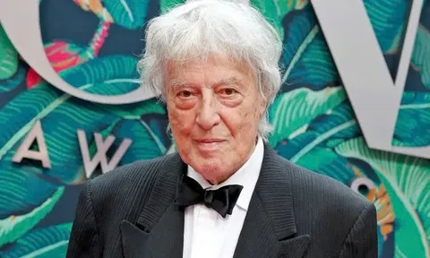 Tác giả của Shakespeare in Love qua đời