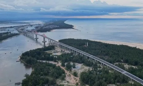 Chính thức: Hoàn thành công trình cấp đặc biệt - cầu vượt cửa biển nghìn tỷ dài nhất miền Trung