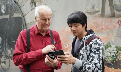 Giữa phố cổ Hà Nội, ống kính 'tây - ta' giao nhau: Hỗn độn nhưng cuốn hút