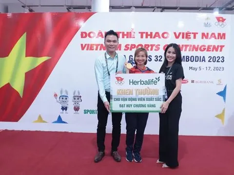 Herbalife Việt Nam trao thưởng nóng cho các VĐV đạt Huy chương Vàng đầu tiên tại SEA Games 32 của Đoàn Thể thao Việt Nam