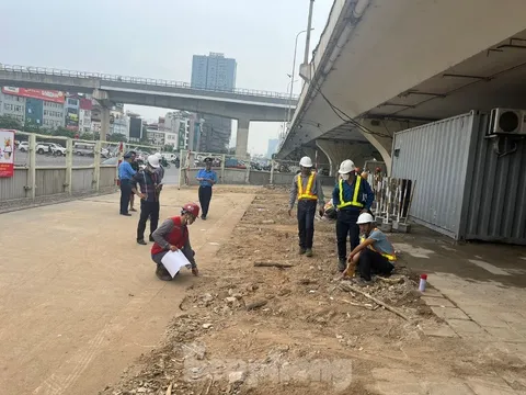 Công trình cầu vượt thép Mai Dịch chưa tổ chức giao thông đã rào đường