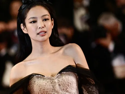 Jennie (BlackPink) xuất hiện tại thảm đỏ Cannes sau clip hẹn hò V (BTS)