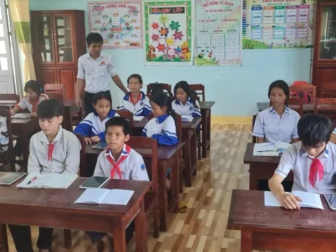 Được cấp máy tính bảng, nhiều học sinh dùng xem phim