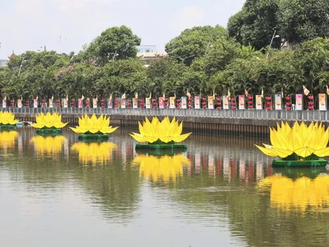 Bảy tòa sen vàng mừng Phật đản