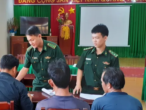 Cứu 14 ngư dân tàu cá Bình Định gặp nạn trên biển