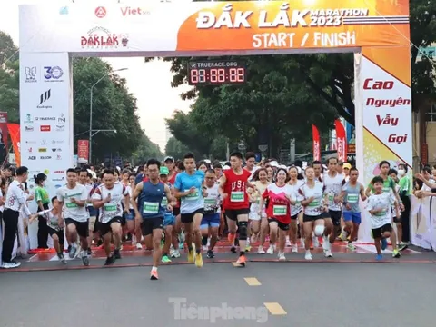 Gần 2.000 vận động viên tham gia chạy gây quỹ hỗ trợ học sinh khó khăn