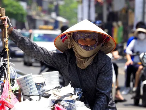 Ngoài tăng lương, cần gói an sinh để ‘tiếp sức’ cho dân