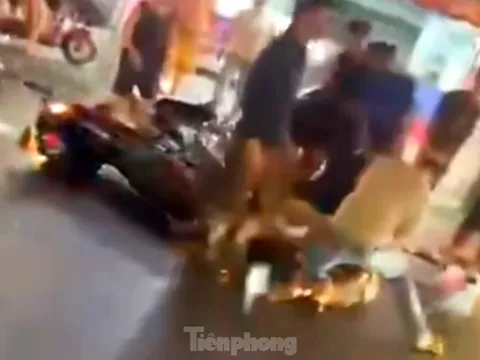 CLIP: Người dân vây bắt hai tên cướp giật dây chuyền của phụ nữ đi bộ trong đêm