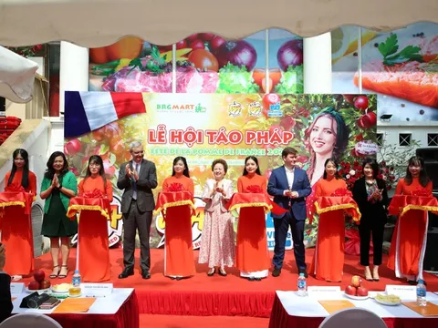 Rộn ràng mua sắm tại 'Lễ hội táo Pháp 2023'