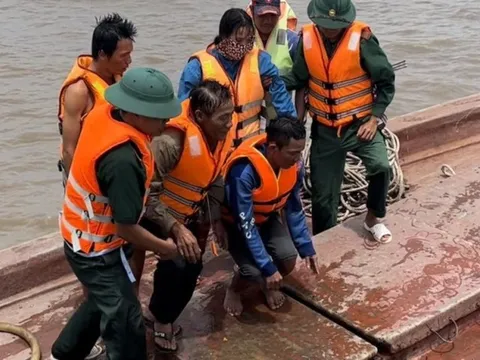 Kiên Giang: Bộ đội Biên phòng ứng cứu 4 nạn nhân đưa vào bờ an toàn