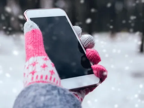 Vì sao thời tiết lạnh khiến pin điện thoại sụt nhanh hơn?