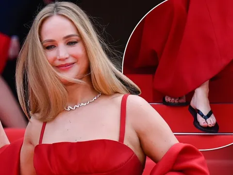 Nữ diễn viên mang dép lê trên thảm đỏ