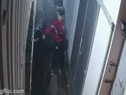 Tạt sơn thuê để gây áp lực đòi nợ, nam thanh niên bị công an đưa trở lại lau chùi