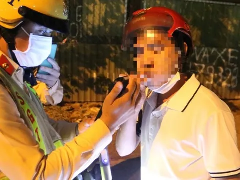 Sợ bị vợ mắng vì hút thuốc, tài xế dùng nước súc miệng và dính nồng độ cồn