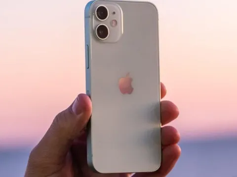 Đại lý đua nhau xả hàng, giá bán iPhone 12 Mini 'chạm đáy' tại Việt Nam