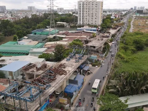 Xây dựng đường tạm, tổ chức thi công cầu Nam Lý theo 2 giai đoạn