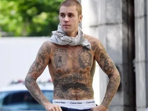 Justin Bieber cởi trần, lộ hình xăm kín người xuống phố
