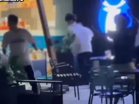 Hai TikToker bị kẻ lạ mặt cầm dao rượt đuổi khi đang livestream