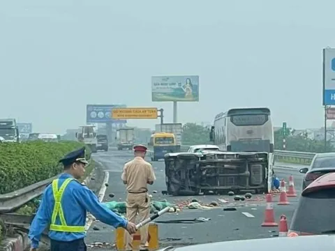Ô tô tải lật chắn ngang cao tốc Pháp Vân - Cầu Giẽ sau va chạm giao thông
