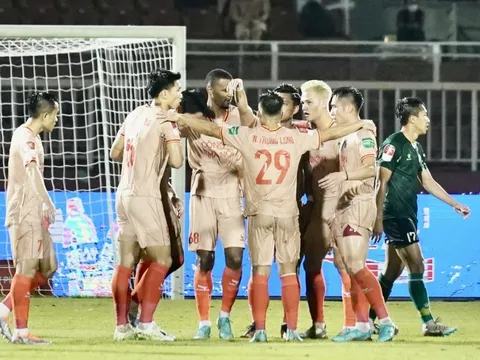 Bại trận trước CAHN trong trong cơn mưa bàn thắng ở sân Thống Nhất, TPHCM ngụp lặn ở đáy bảng