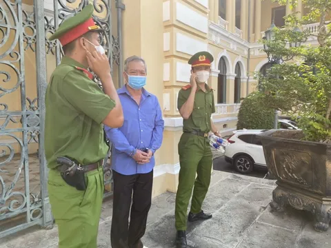 Giám đốc doanh nghiệp mang 2 bao tiền đến phòng giám đốc ngân hàng để 'bôi trơn' vay vốn