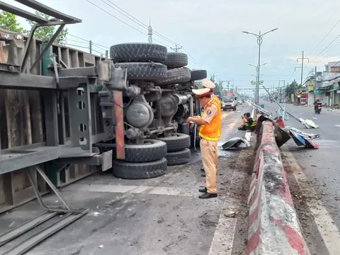 Lao vào dải phân cách, xe đầu kéo lật ngang trên quốc lộ
