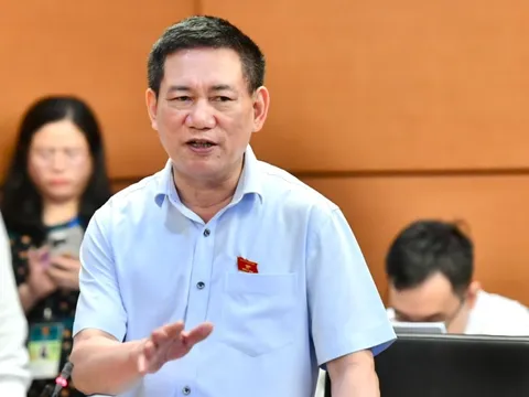 1 triệu tỷ đồng gửi ngân hàng, trong khi sửa cái hàng rào cũng chờ vốn đầu tư công