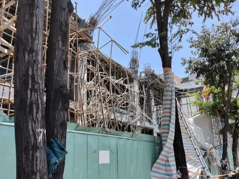 Ngổn ngang sắt thép ở hiện trường vụ sập giàn giáo khiến 5 người thương vong