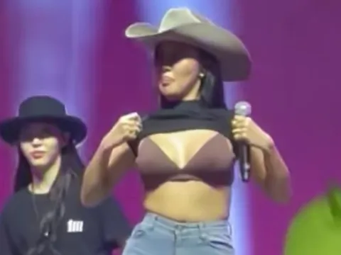 Nữ ca sĩ biểu diễn gợi dục sau khi bị chỉ trích