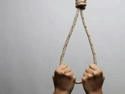 Nghi án treo cổ con gái 4 tuổi vì mâu thuẫn với vợ