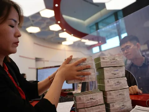 Lãi suất giảm, sao doanh nghiệp vẫn khó tiếp cận vốn?