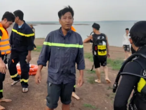 Cùng nhóm bạn dạo chơi hồ Trị An, một người đuối nước tử vong