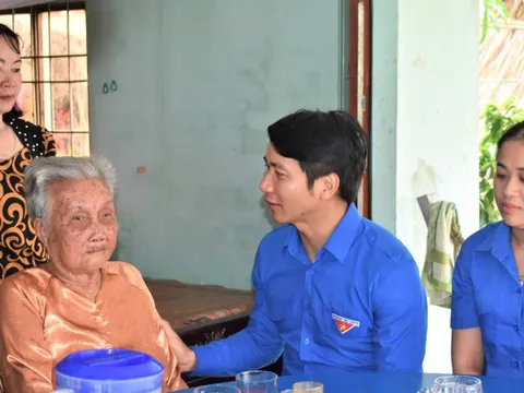 Bí thư Thường trực T.Ư Đoàn thăm Mẹ Việt Nam Anh hùng